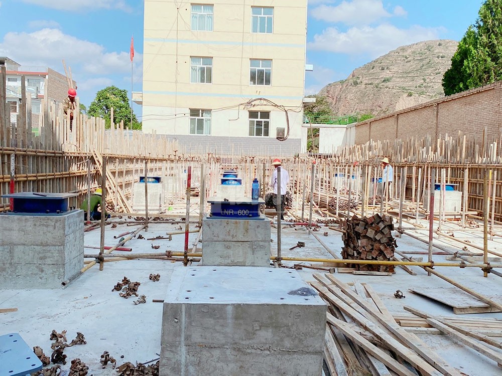 鉛芯夾層橡膠隔震支座廠家 隔振橡膠支座生產(chǎn)廠家 LRB隔震支座1300(II型)生產(chǎn)廠家